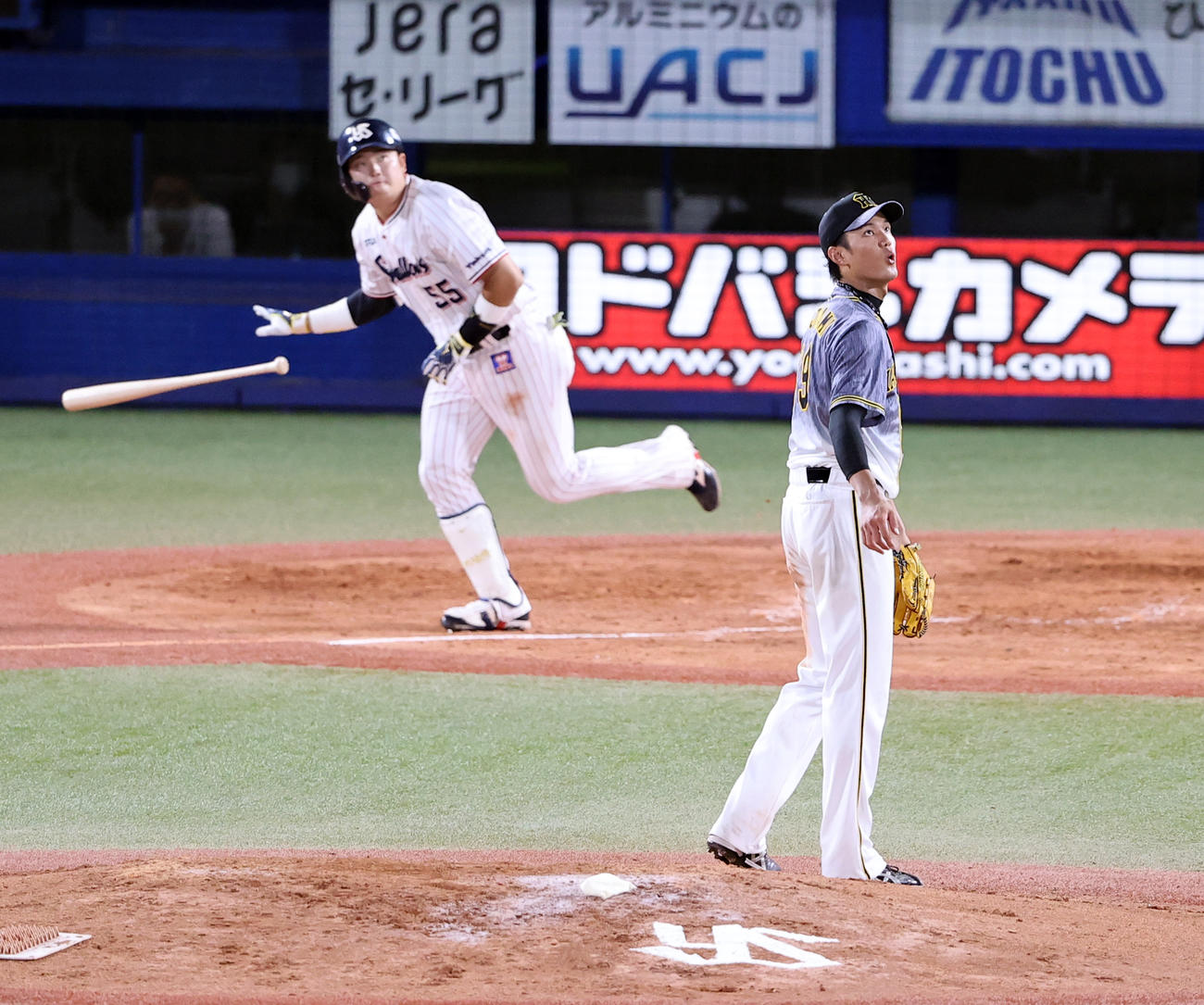 ヤクルト対阪神　5回裏ヤクルト1死、村上に左翼ソロ本塁打を許し、打球を見つめる藤浪（撮影・浅見桂子）