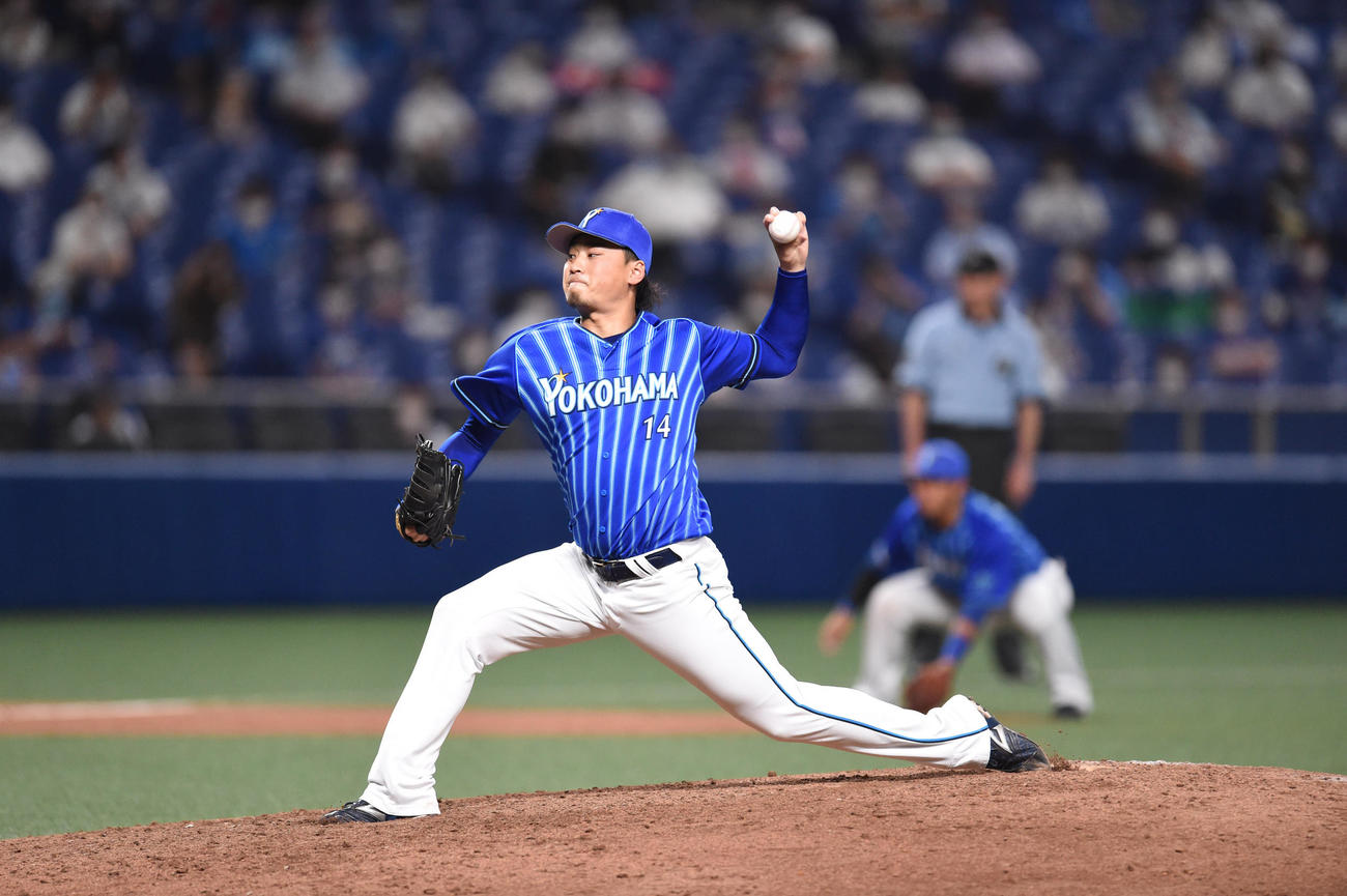 プロ野球　中日対DeNA　8回裏、DeNA3番手で登板する石田健大（撮影・森本幸一）