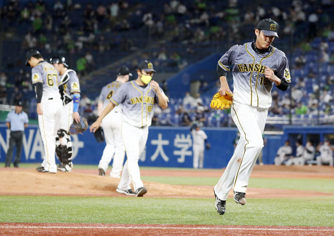 ヤクルト対阪神　7回裏、打者村上を迎えたところで降板する藤浪（撮影・加藤哉）