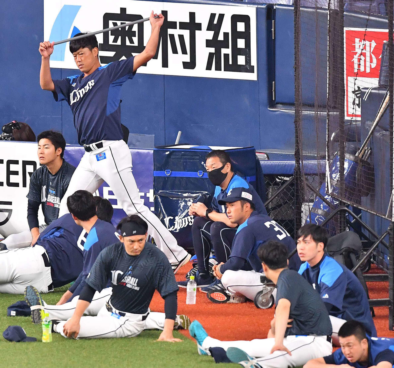 準備運動をして体をあたためる内海哲也（左）（撮影・上田博志）