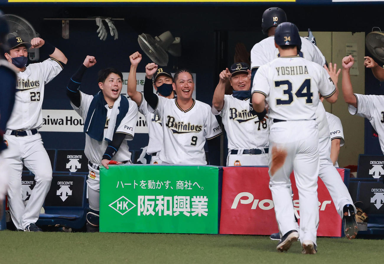先制の3点本塁打を放ったアダム・ジョーンズを笑顔で出迎える中嶋聡監督代行（撮影・清水貴仁）