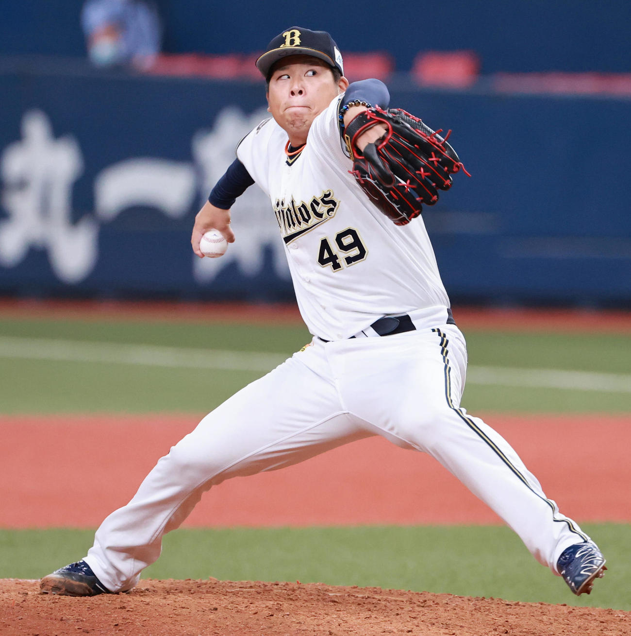 6回から登板する沢田圭佑（撮影・清水貴仁）