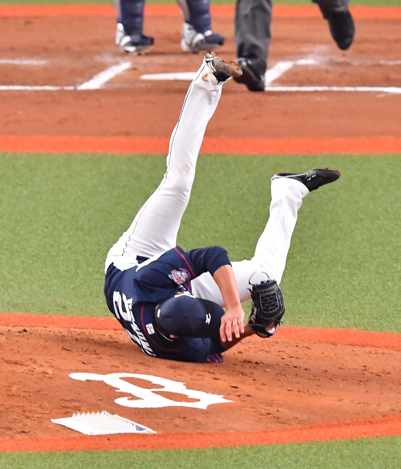 6回裏オリックス1死、中川圭太の投直をさばきマウンドに転がる内海哲也（撮影・上田博志）