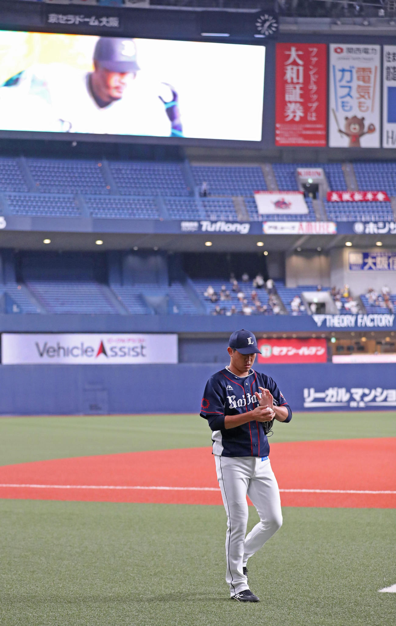 試合開始を前に準備する先発の内海哲也（撮影・清水貴仁）