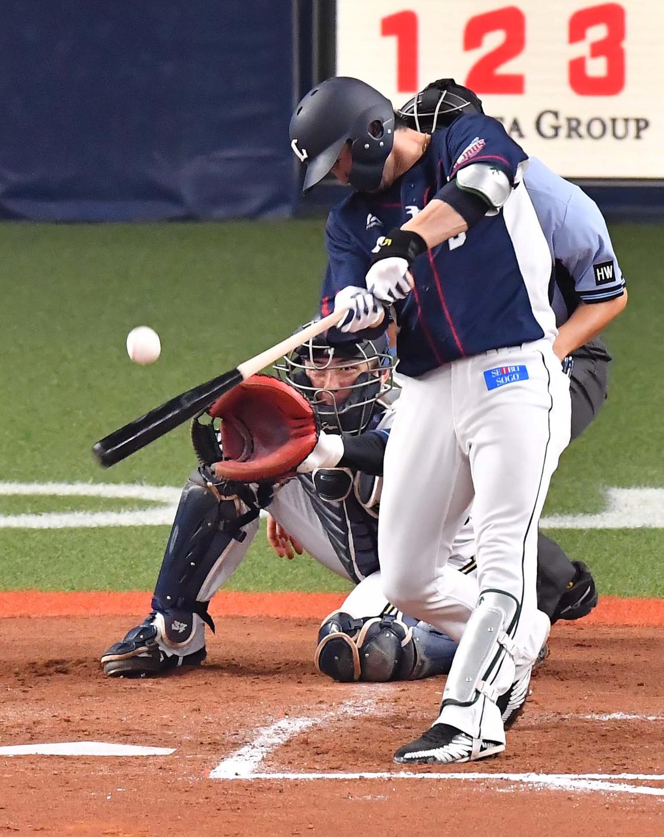 適時打を放つ外崎修汰（撮影・上田博志）