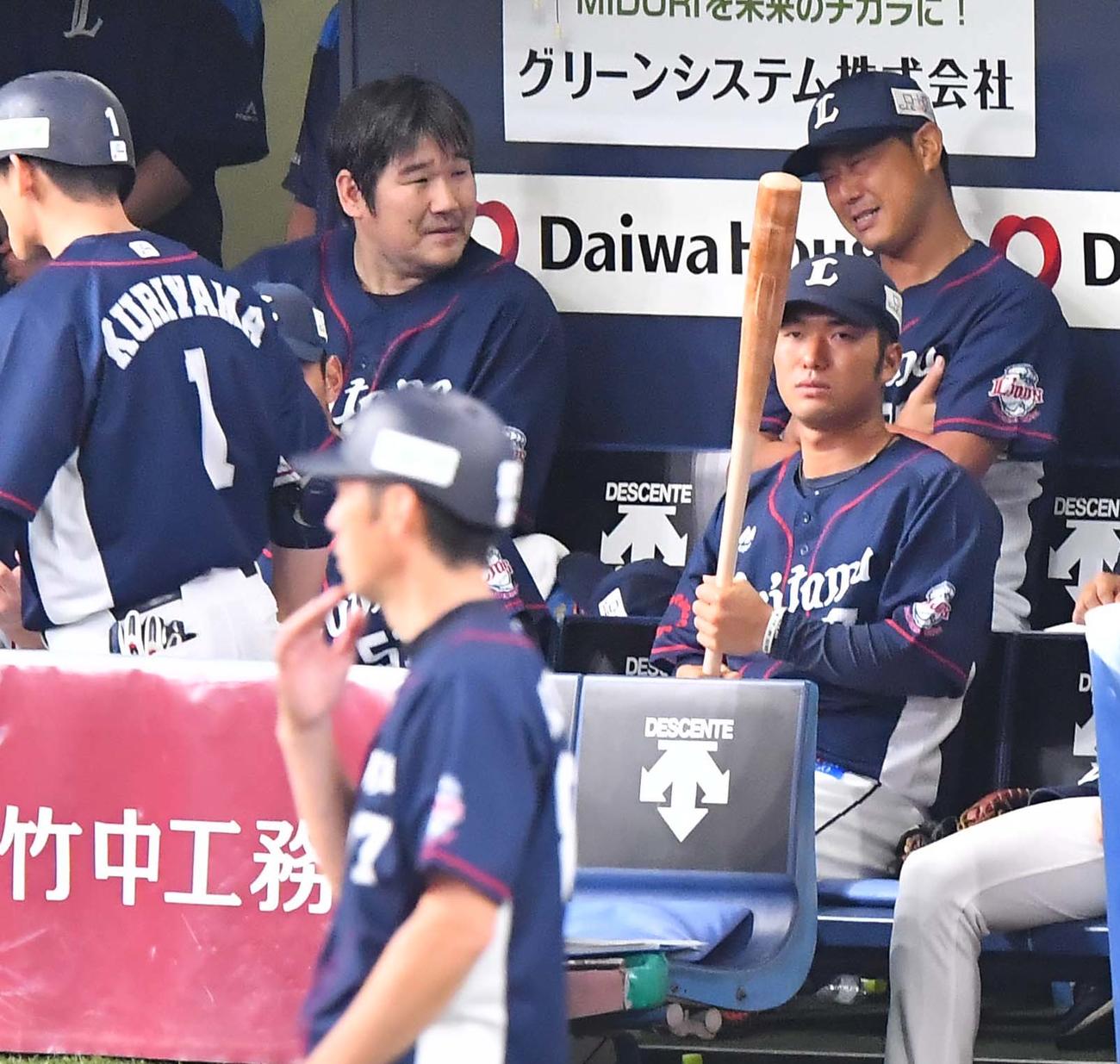 ベンチで中村剛也（左）と話す内海哲也（撮影・上田博志）