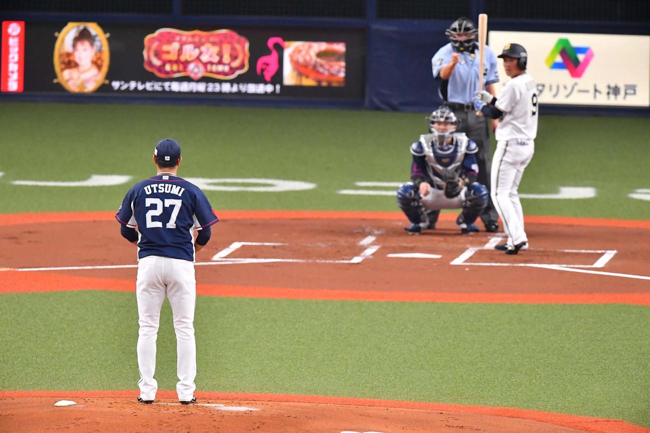 マウンドにあがる内海哲也（撮影・上田博志）