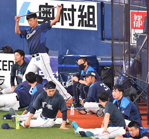 準備運動をして体をあたためる内海哲也(左)(撮影・上田博志)