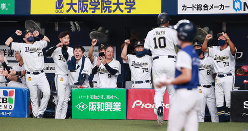 2打席連続本塁打を放ったジョーンズを出迎える中嶋聡監督代行(撮影・清水貴仁)