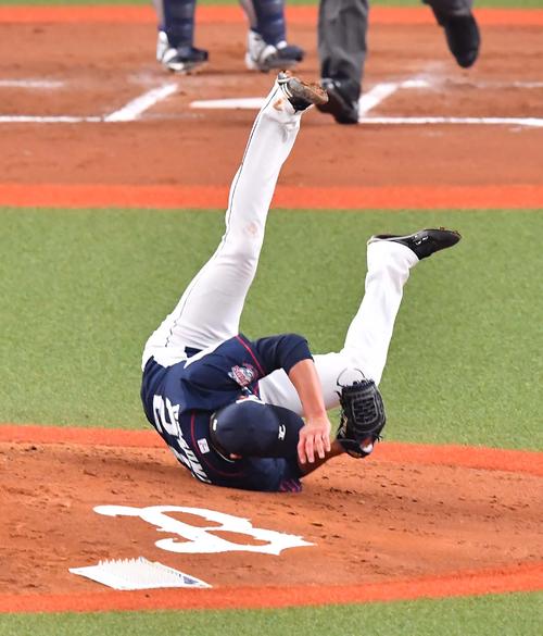 6回裏オリックス1死、中川圭太の投直をさばきマウンドに転がる内海哲也(撮影・上田博志)
