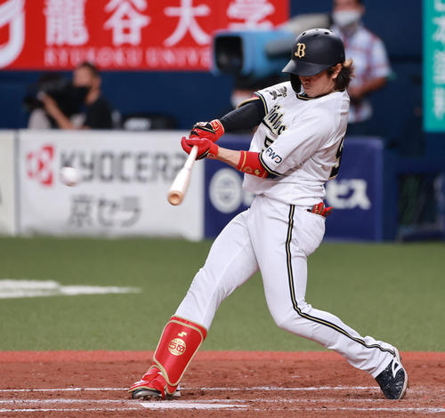 左中間へ適時二塁打を放つ小田裕也(撮影・清水貴仁)