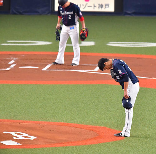 1回、一礼してマウンドにあがる内海哲也(撮影・上田博志)