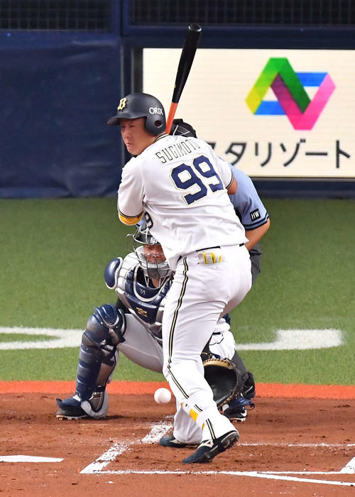 死球を受ける杉本裕太郎(撮影・上田博志)