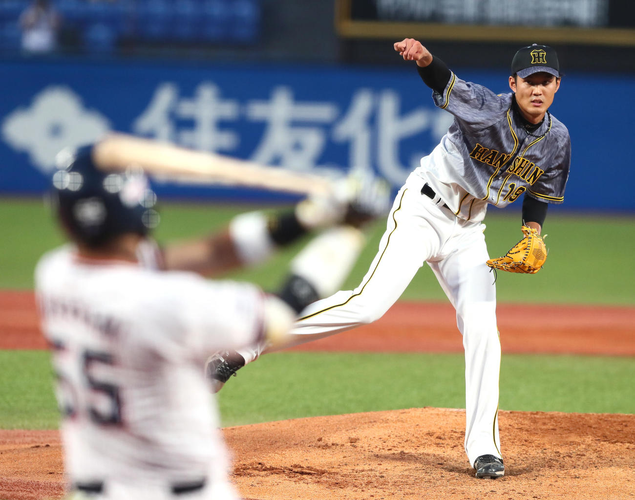 ヤクルト対阪神　1回裏ヤクルト2死二塁、村上を空振り三振に仕留める藤浪（撮影・足立雅史）