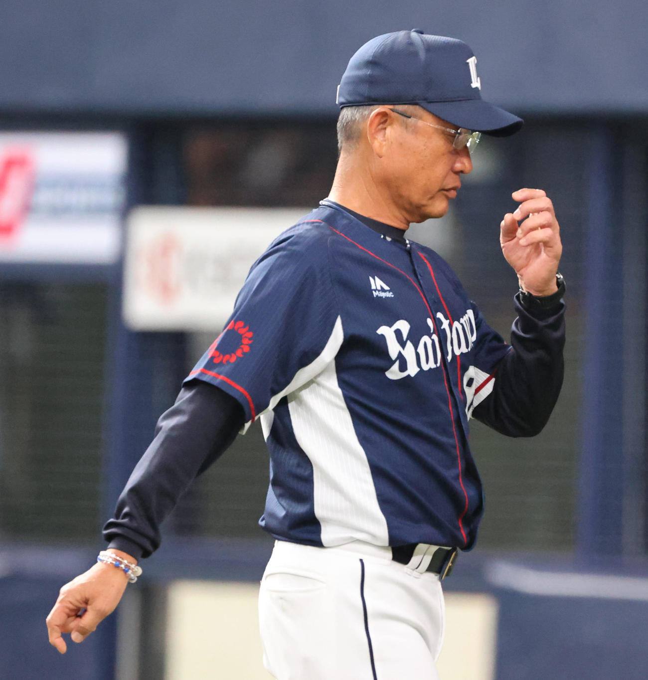 オリックス対西武　8回裏オリック1死一、三塁、ニールの降板を告げ、ベンチヘ戻る辻監督（撮影・清水貴仁）