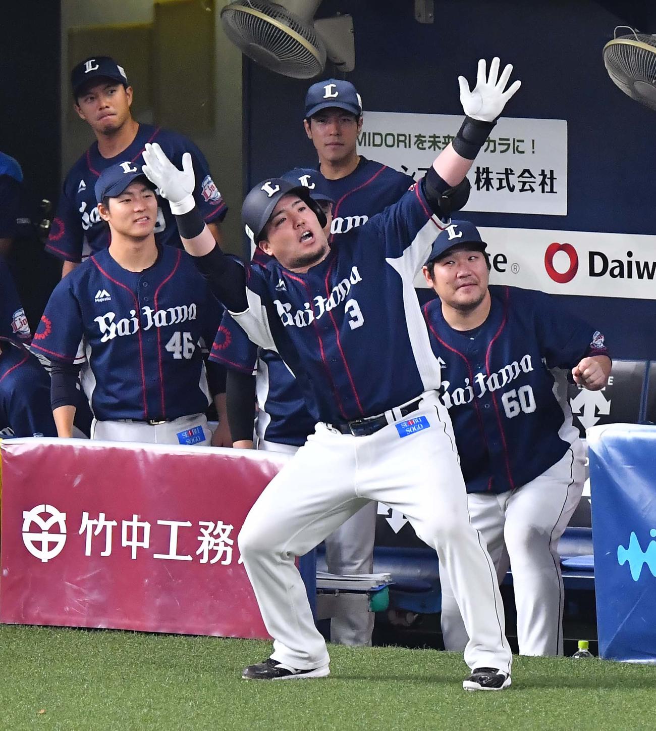 オリックス対西武　4回表西武2死、中越えに先制ソロ本塁打を放ちどすこいポーズをする山川（撮影・上田博志）