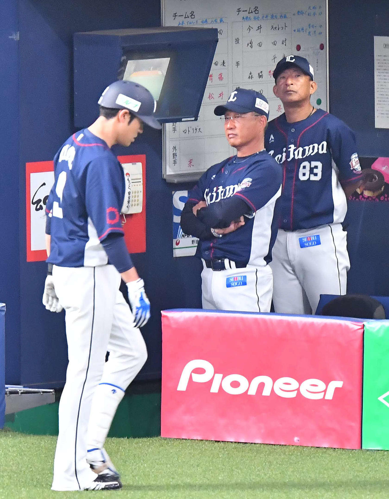 オリックス対西武　オリックスにリードを許しベンチで厳しい表情を見せる辻発彦監督（中央）（撮影・上田博志）