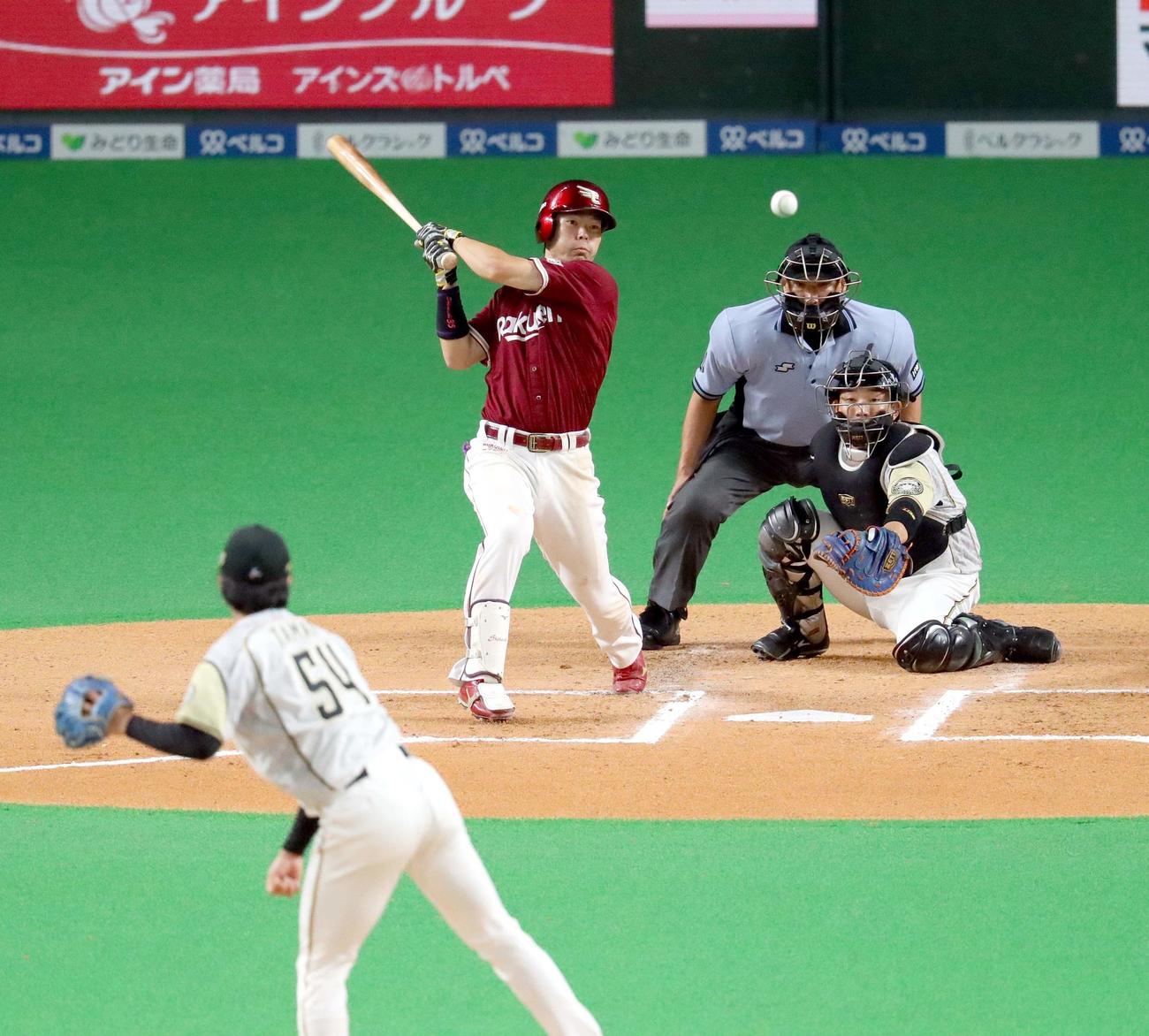 日本ハム対楽天　6回表楽天2死一塁、島内は先制となる適時二塁打を放つ。投手は日本ハム玉井（撮影・佐藤翔太）
