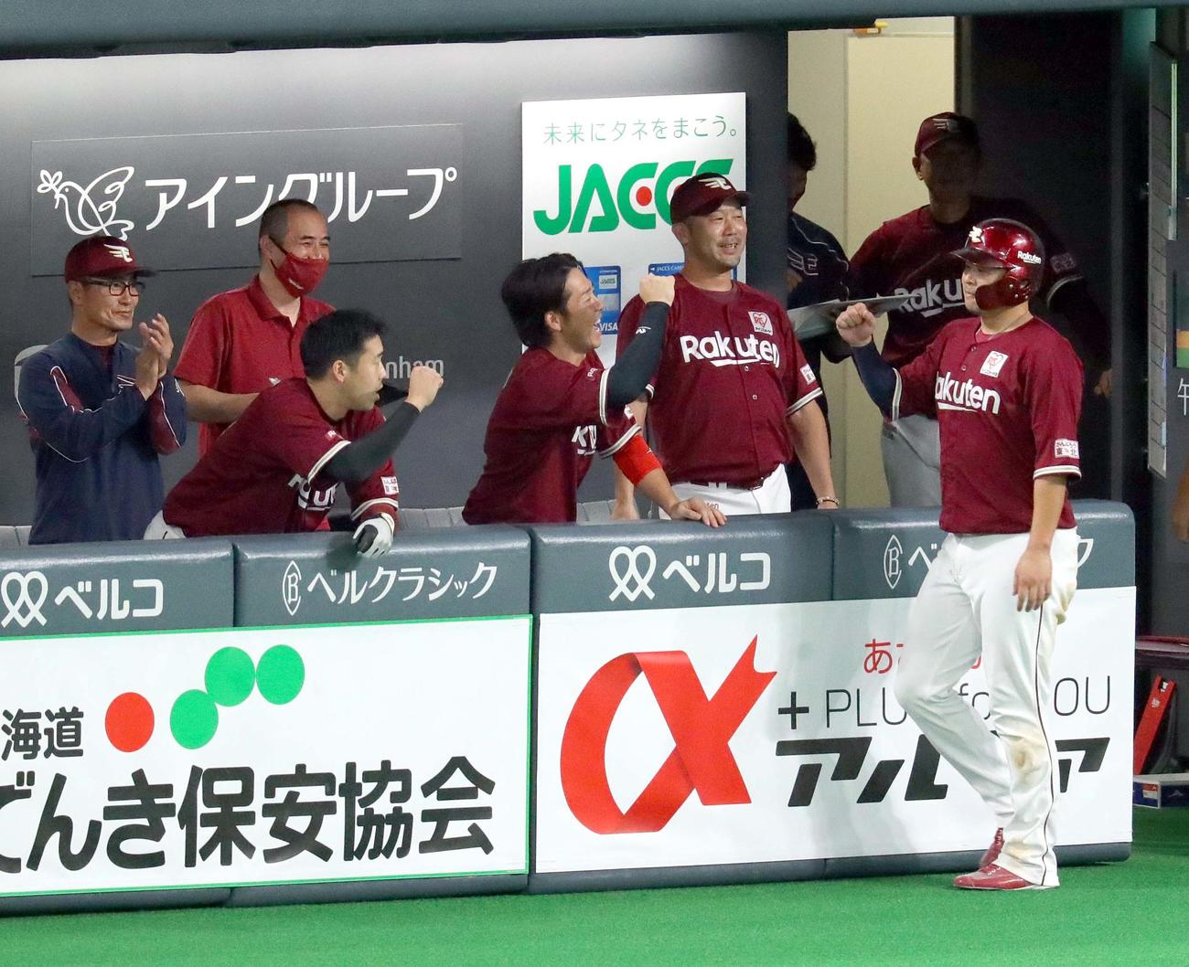 日本ハム対楽天　6回表楽天2死一塁、島内は先制となる適時二塁打を放ちベンチで笑顔を見せる三木監督（右から2人目）（撮影・佐藤翔太）