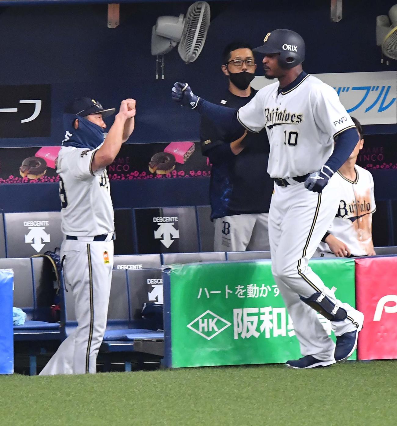 オリックス対西武　7回裏オリックス無死、中越えに同点ソロ本塁を放ったジョーンズをベンチで出迎える中島監督代行（左）（撮影・上田博志）