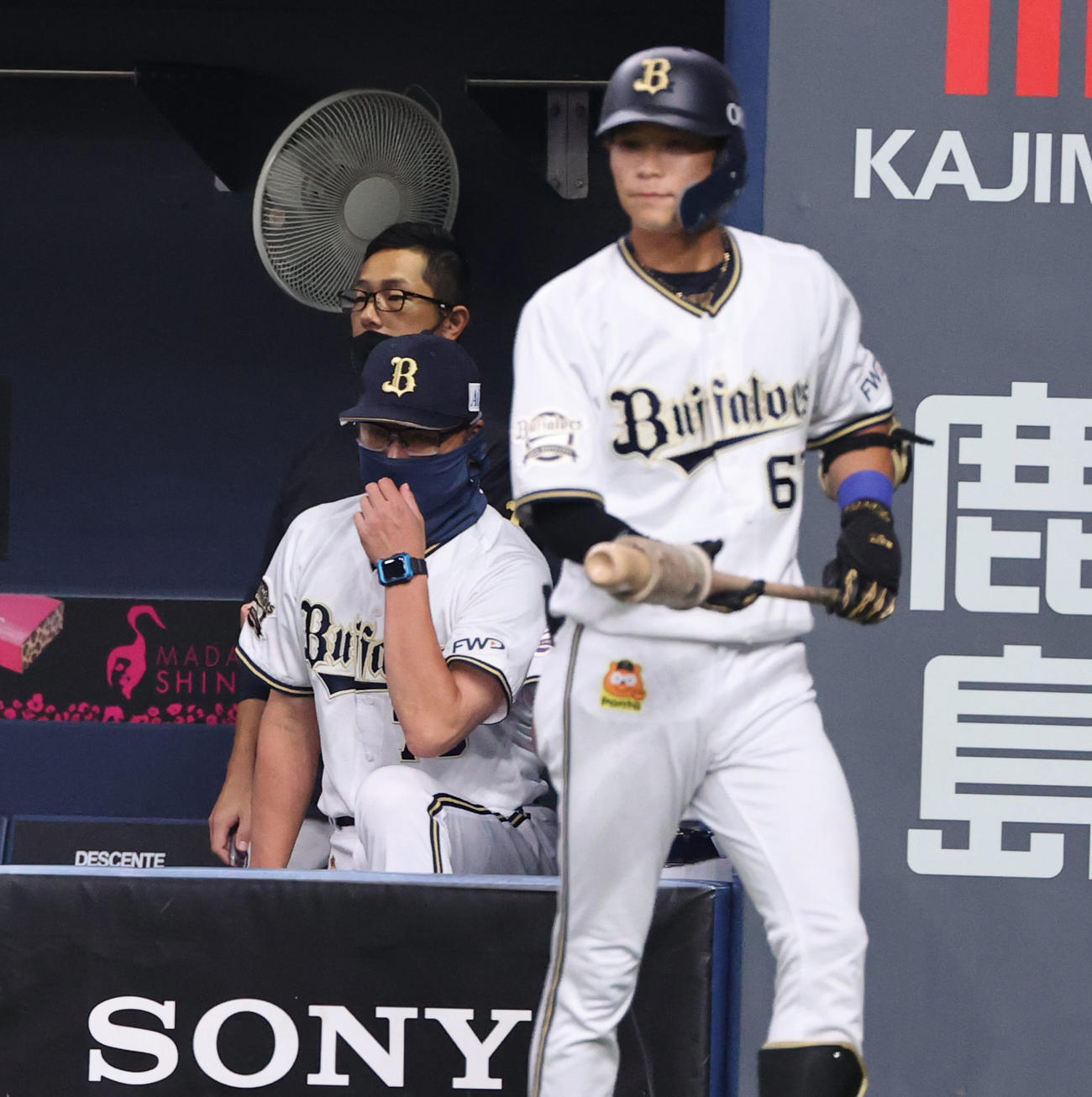 6回裏オリックス2死一塁、次打者の中川（右）に声をかける中嶋聡監督代行（撮影・清水貴仁）