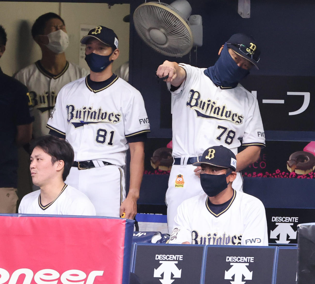 8回裏オリック1死一、三塁、サインを出したあとに握り拳を前に繰り出す中嶋聡監督代行（右奥）（撮影・清水貴仁）
