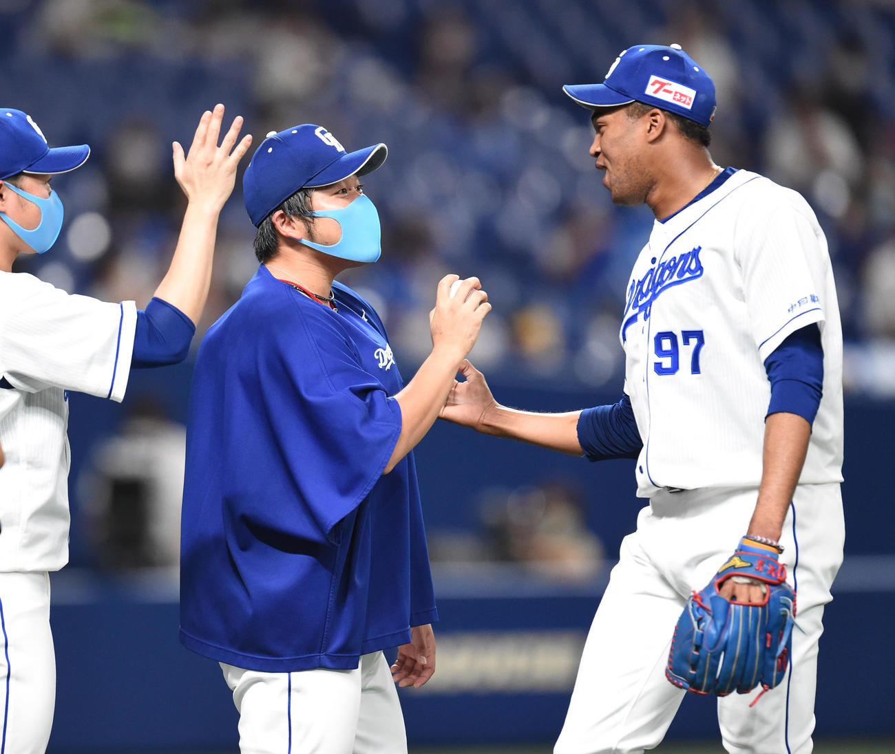 中日対DeNA　ライデル・マルティネスから勝利球を受け取る中日福敬登（撮影・森本幸一）