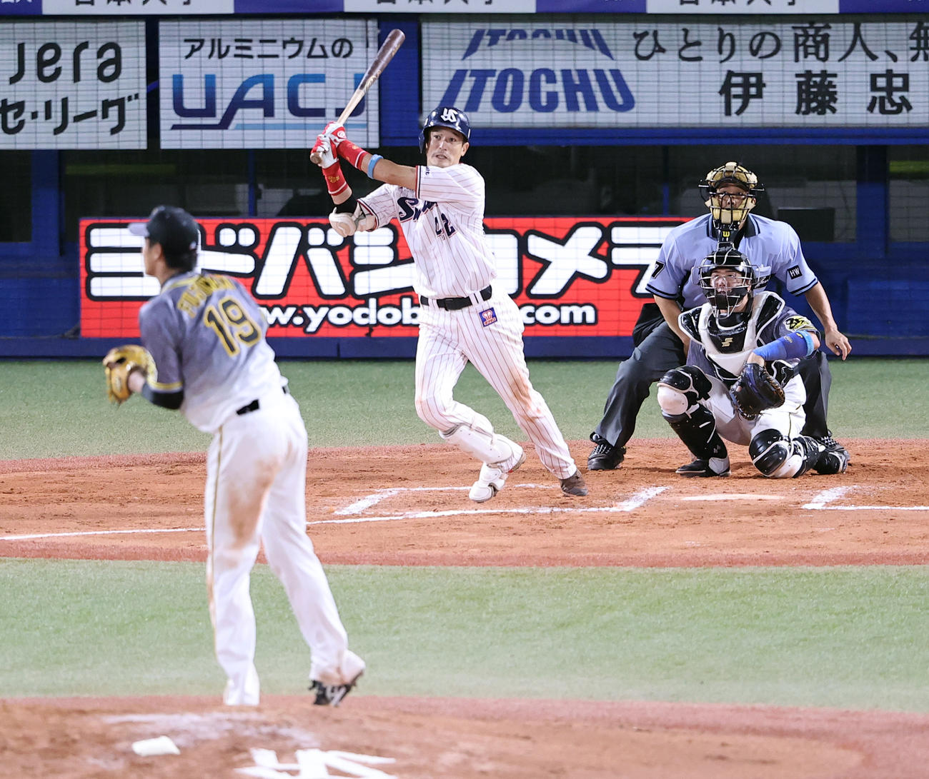 ヤクルト対阪神　7回裏ヤクルト無死、坂口は中越えソロ本塁打を放つ。投手藤浪（撮影・浅見桂子）