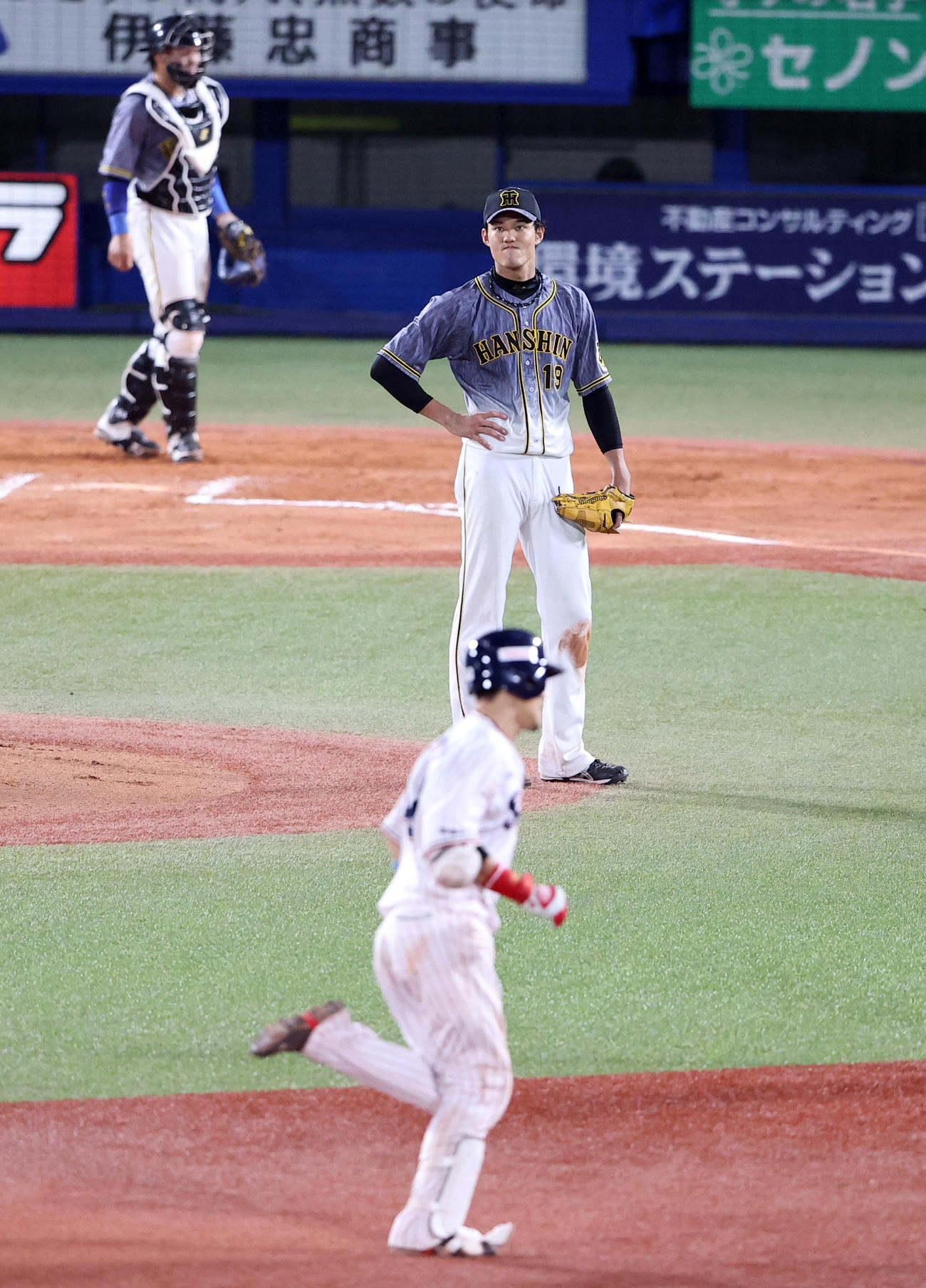 ヤクルト対阪神　7回裏ヤクルト無死、坂口に中越えソロ本塁打を許し、悔しそうな藤浪（撮影・浅見桂子）