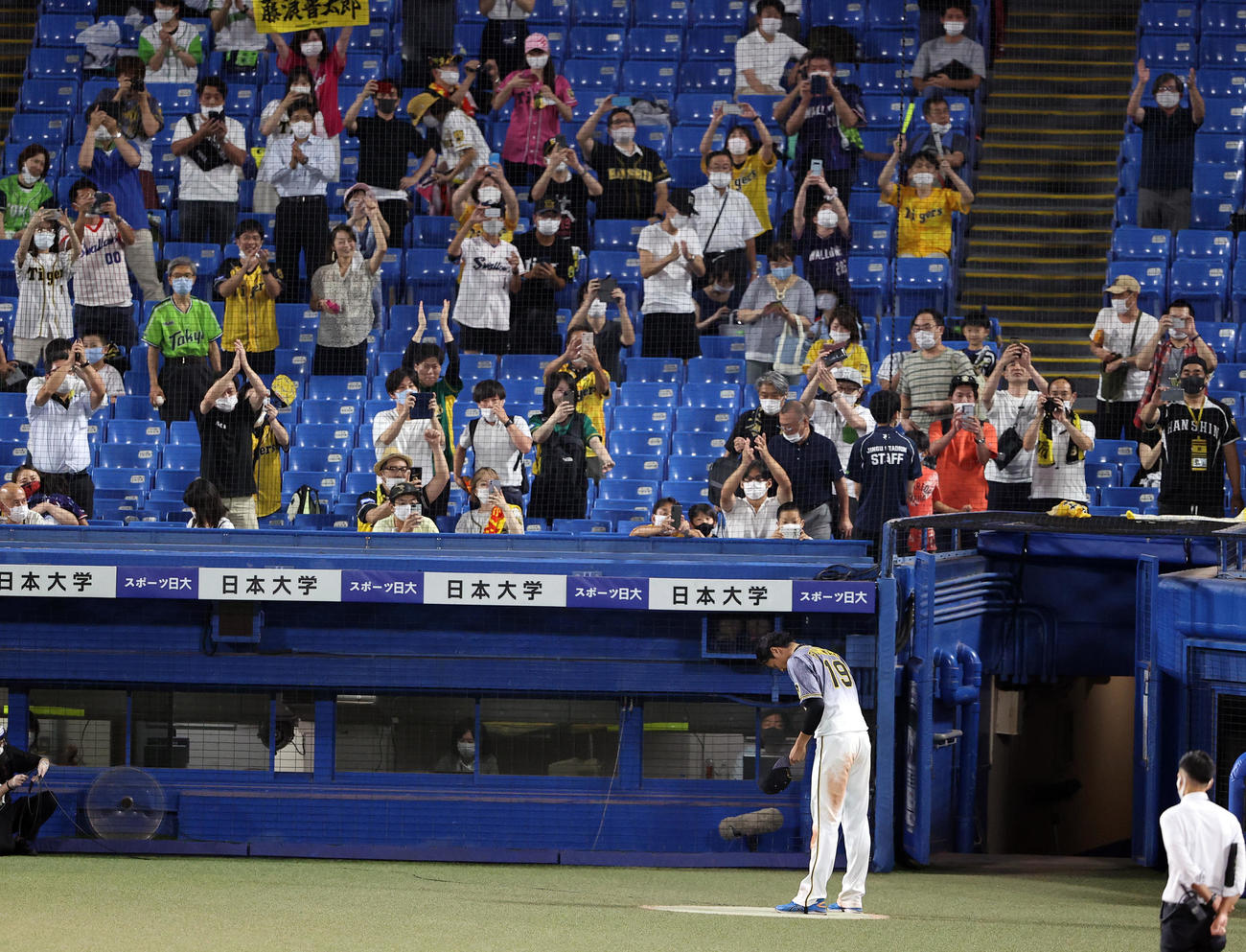 ヤクルト対阪神　約2年ぶりの勝利となった藤浪はヒーローインタビューで大勢のファンに一礼する（撮影・浅見桂子）
