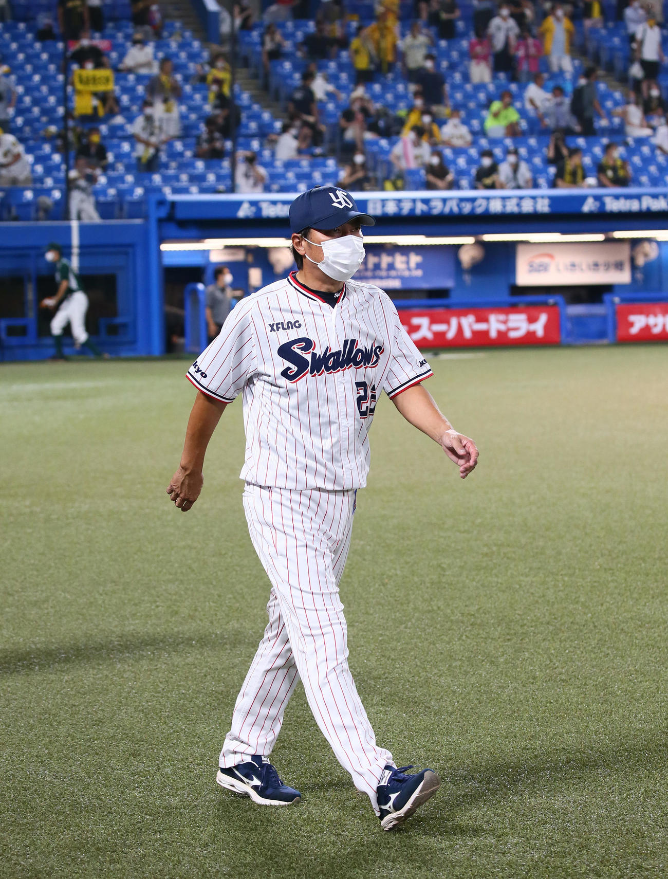 ヤクルト対阪神　敗れ引き揚げるヤクルト高津監督（撮影・足立雅史）