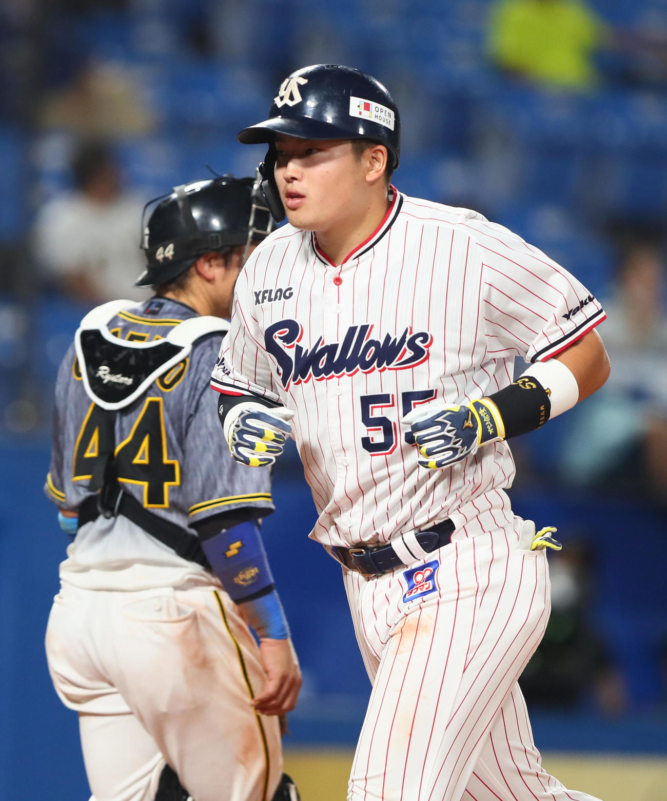ヤクルト対阪神　5回裏ヤクルト1死、左越え本塁打を放った村上（撮影・足立雅史）