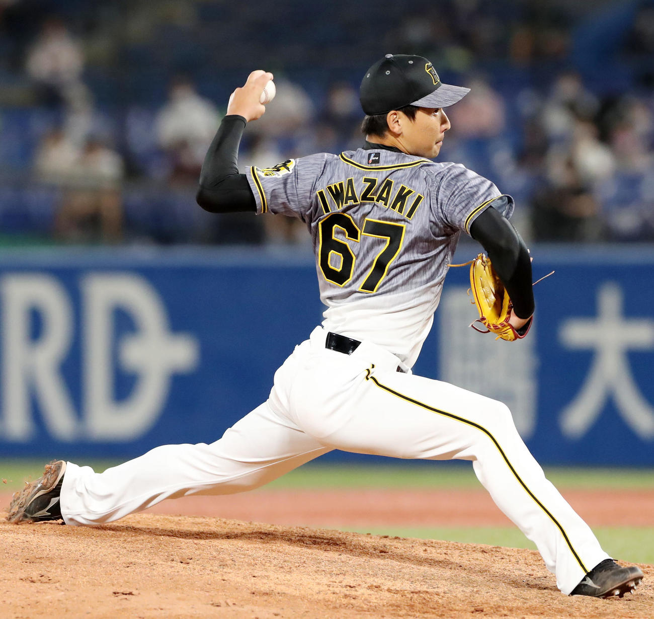 ヤクルト対阪神　7回裏、阪神2番手で登板する岩崎（撮影・加藤哉）