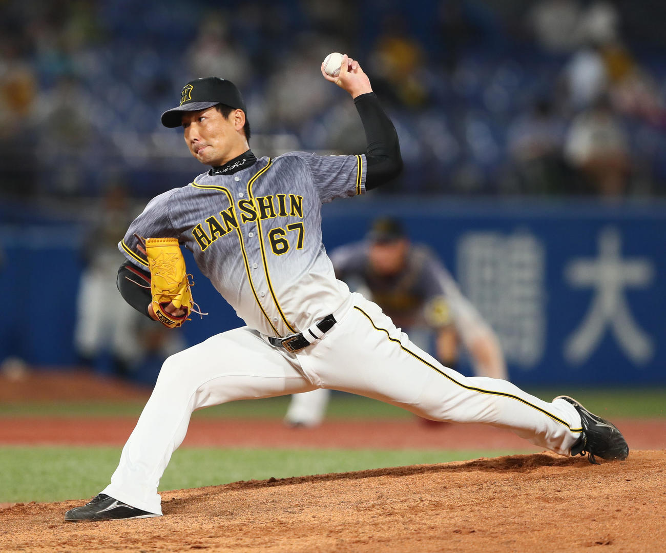 ヤクルト対阪神　阪神2番手の岩崎（撮影・足立雅史）