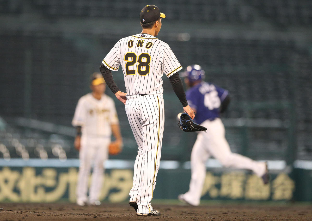 ウエスタン・リーグ阪神対中日　4回表中日無死一塁、小野（手前）はシエラに左中間越え2点本塁打を被弾する（撮影・上山淳一）