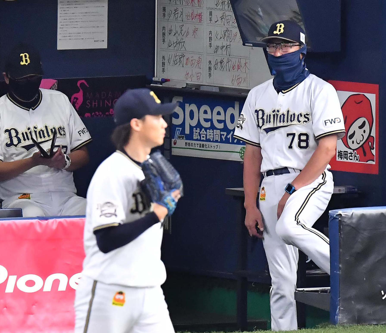 7回、好投を続ける山崎福也を見つめる中島聡監督代行（撮影・上田博志）