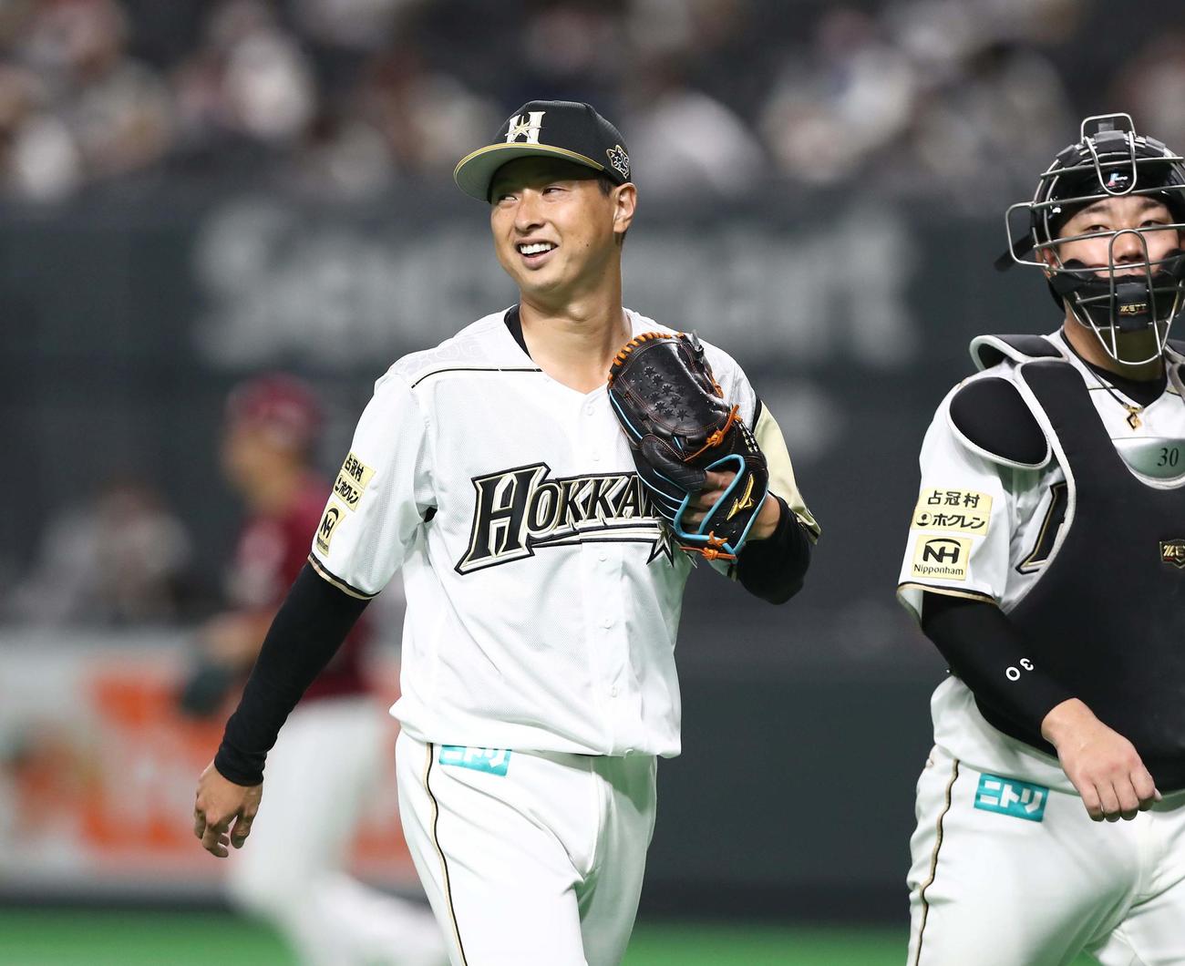 日本ハム対楽天　4回表、無失点に抑え笑顔の日本ハム村田（撮影・黒川智章）