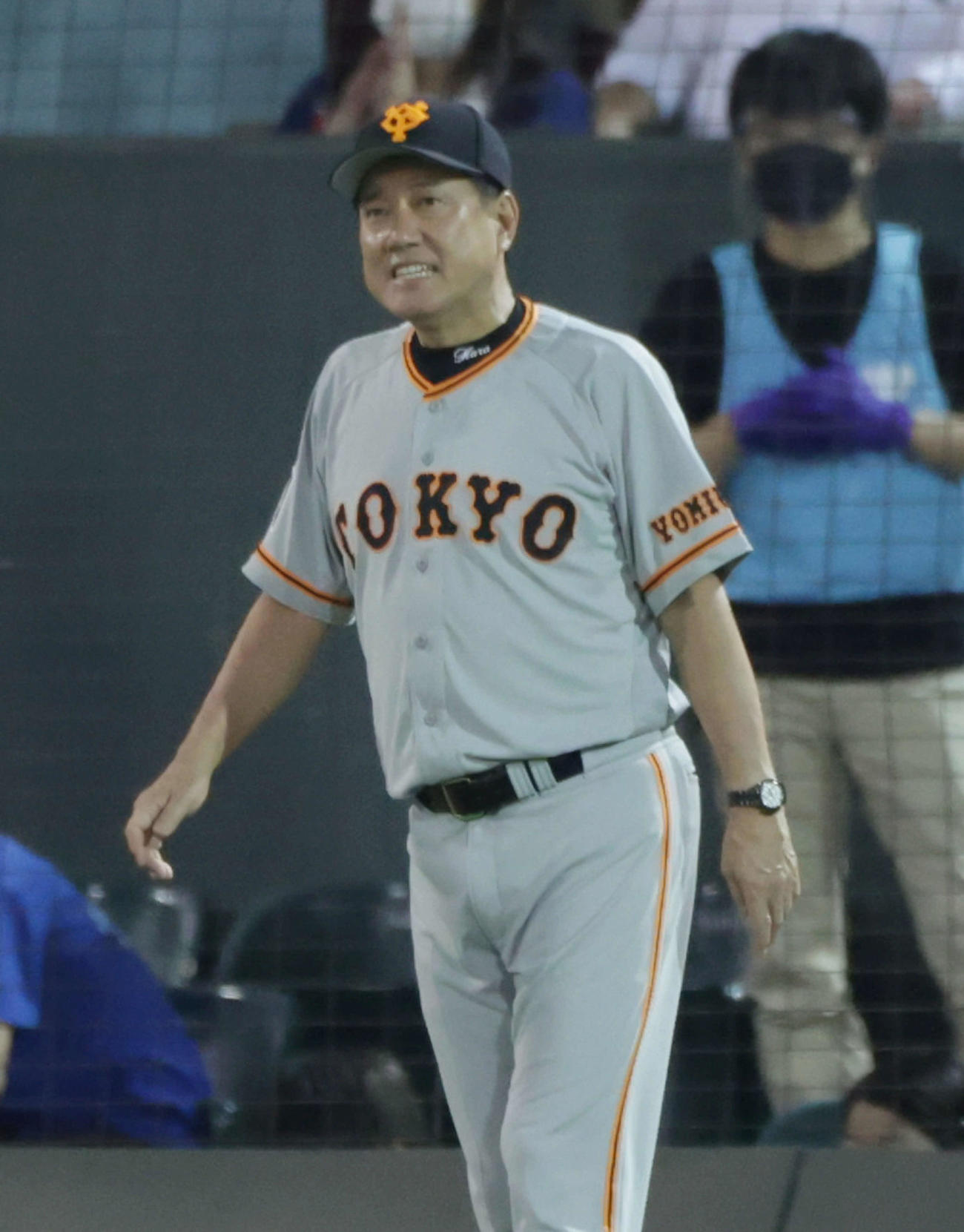 広島対巨人　8回裏広島、交代を告げる原監督（撮影・加藤孝規）
