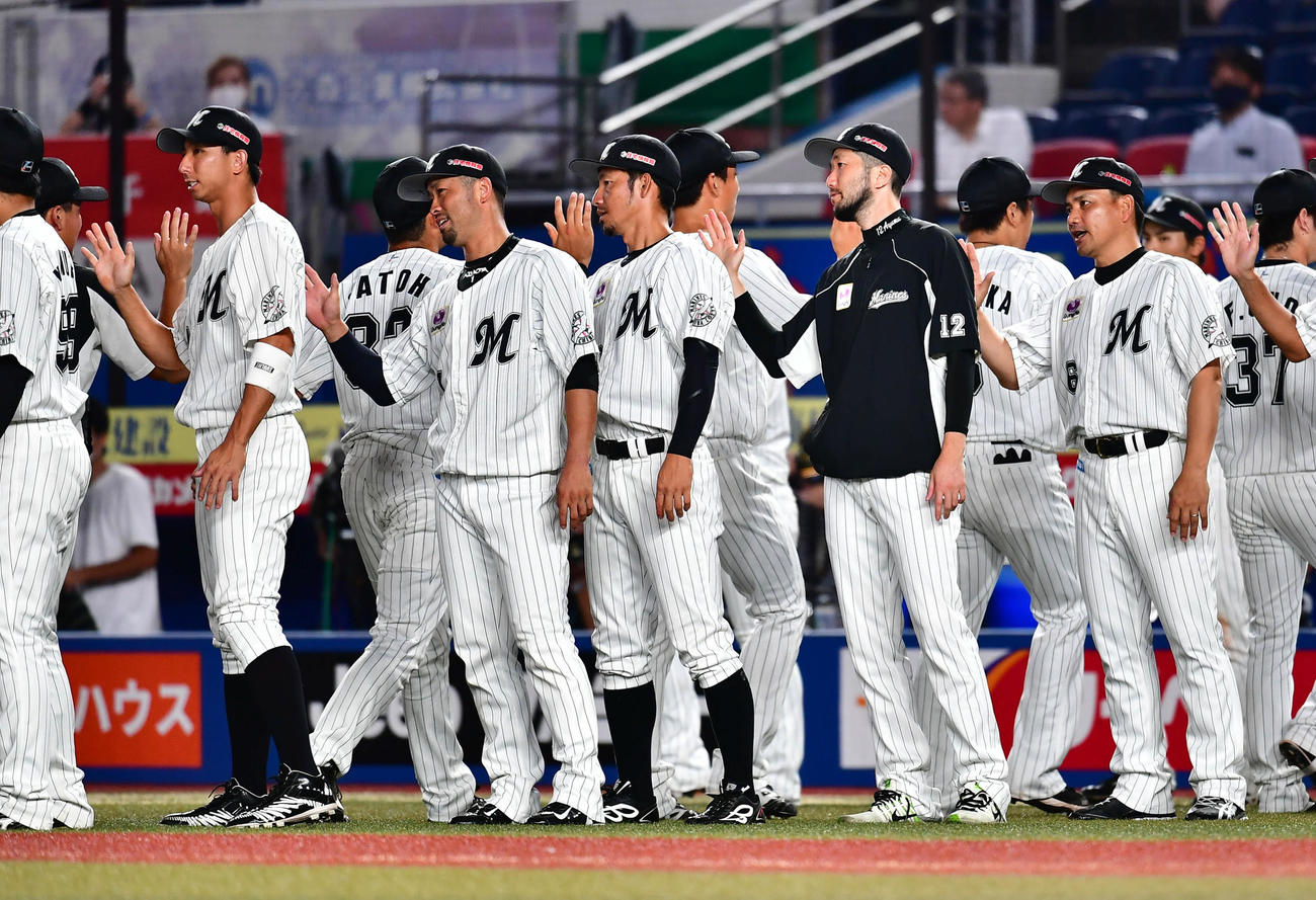 ロッテ対ソフトバンク　単独首位に立ったロッテ井口監督（手前右端）は先発の石川（同2人目）とナインを出迎える（撮影・小沢裕）