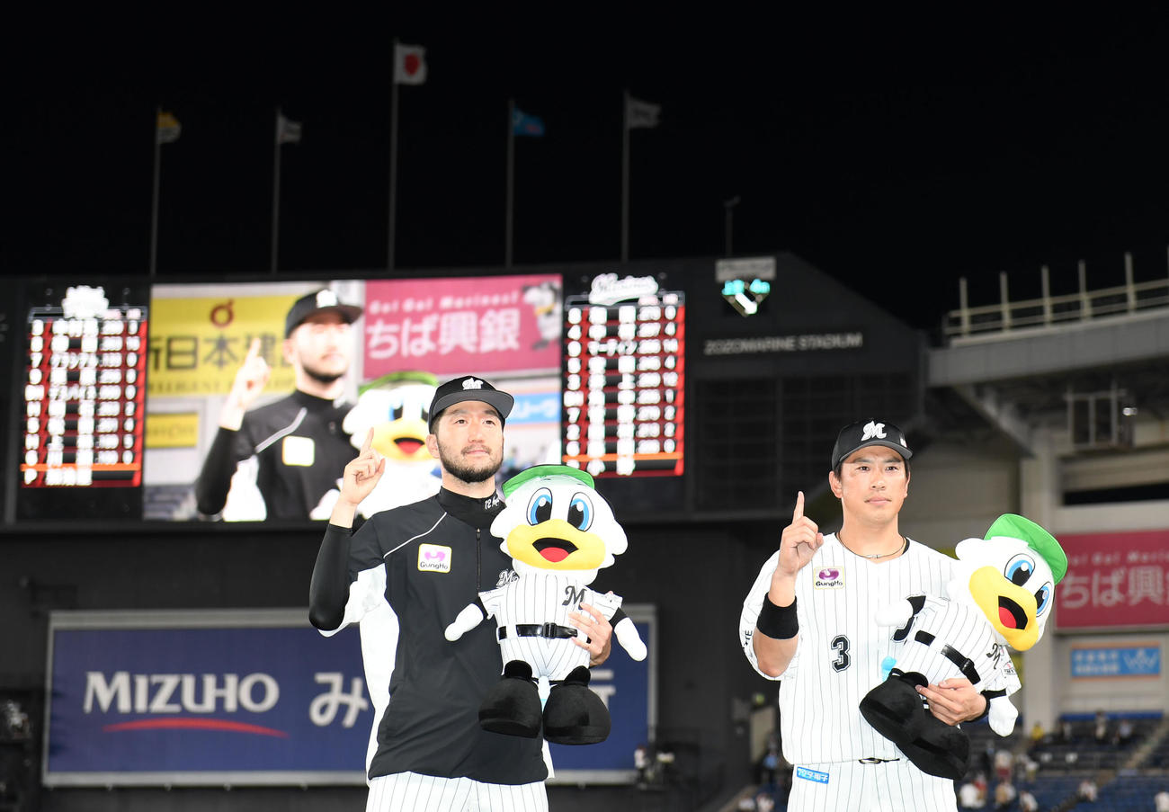 ロッテ対ソフトバンク　単独首位に立ち指を1本立てるロッテ石川（左）と角中（撮影・横山健太）