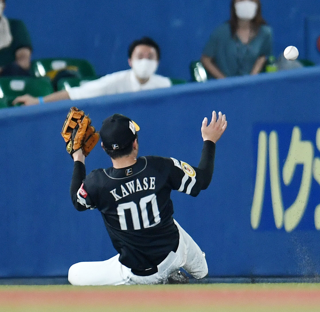 ロッテ対ソフトバンク　7回裏ロッテ2死一塁、川原は安田の打球を追うがキャッチできず左前打となる（撮影・横山健太）