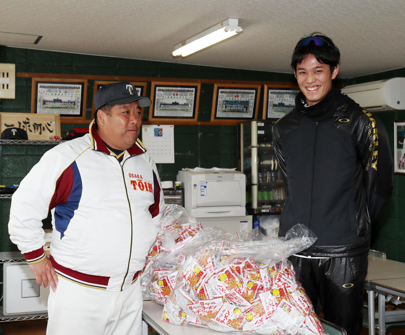 藤浪はベビースターラーメン750個を差し入れしたが、大阪桐蔭・西谷監督（左）はちょっと困惑そう！？（2017年1月4日）