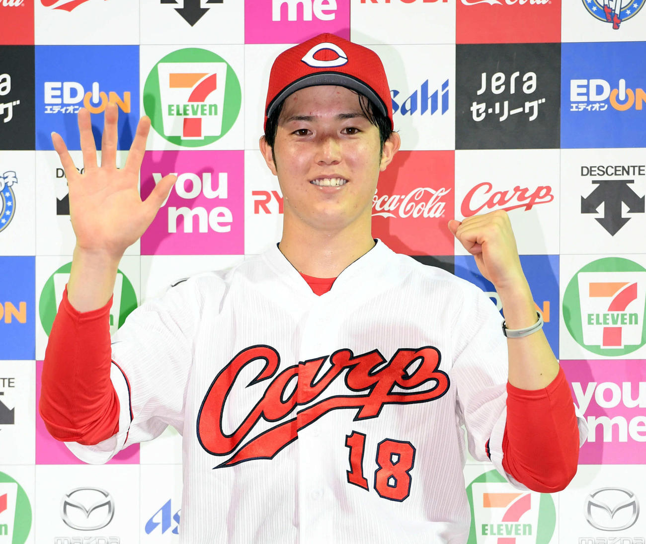 広島対巨人　今季5勝目を挙げお立ち台でポーズを決める広島森下（撮影・たえ見朱実）