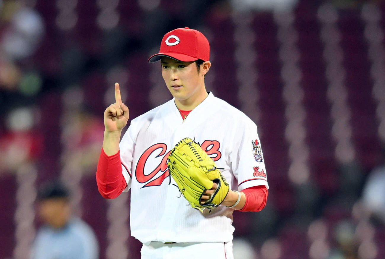 広島対巨人　4回表巨人無死、ウィーラーを空振り三振に打ち取った森下は、アウトカウントを確認する（撮影・たえ見朱実）