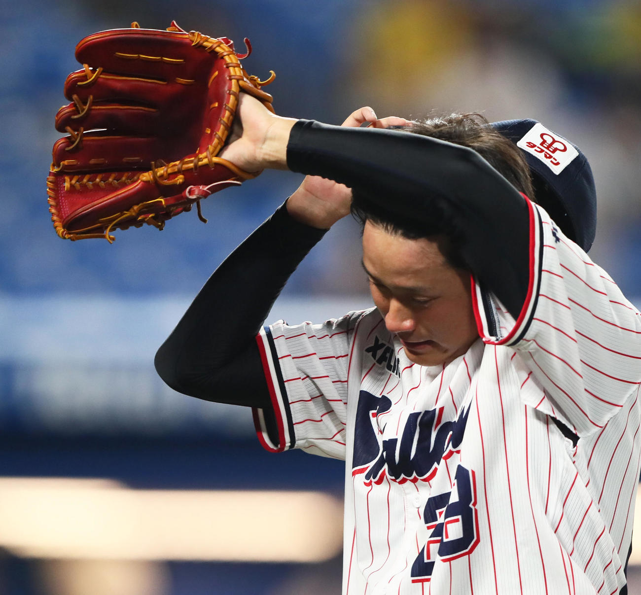 ヤクルト対阪神　3回までに6点を失い苦しい表情でベンチに戻るヤクルト吉田喜（撮影・足立雅史）