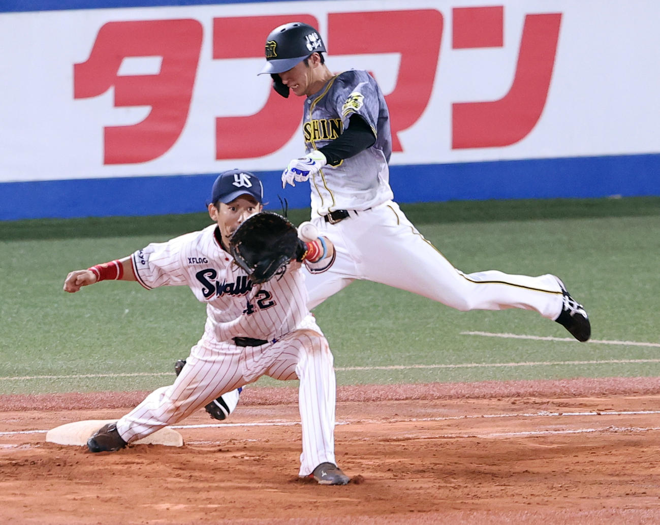 ヤクルト対阪神　4回表阪神1死、近本は二塁内野安打を放ち一塁セーフ。一塁手坂口（撮影・浅見桂子）
