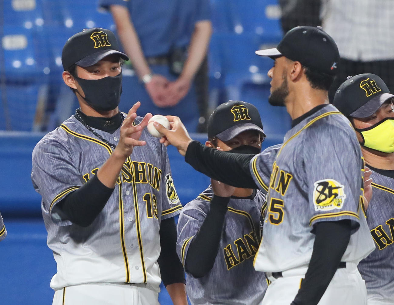 ヤクルト対阪神　阪神藤浪（左）はスアレスから勝利球を受け取る（撮影・足立雅史）