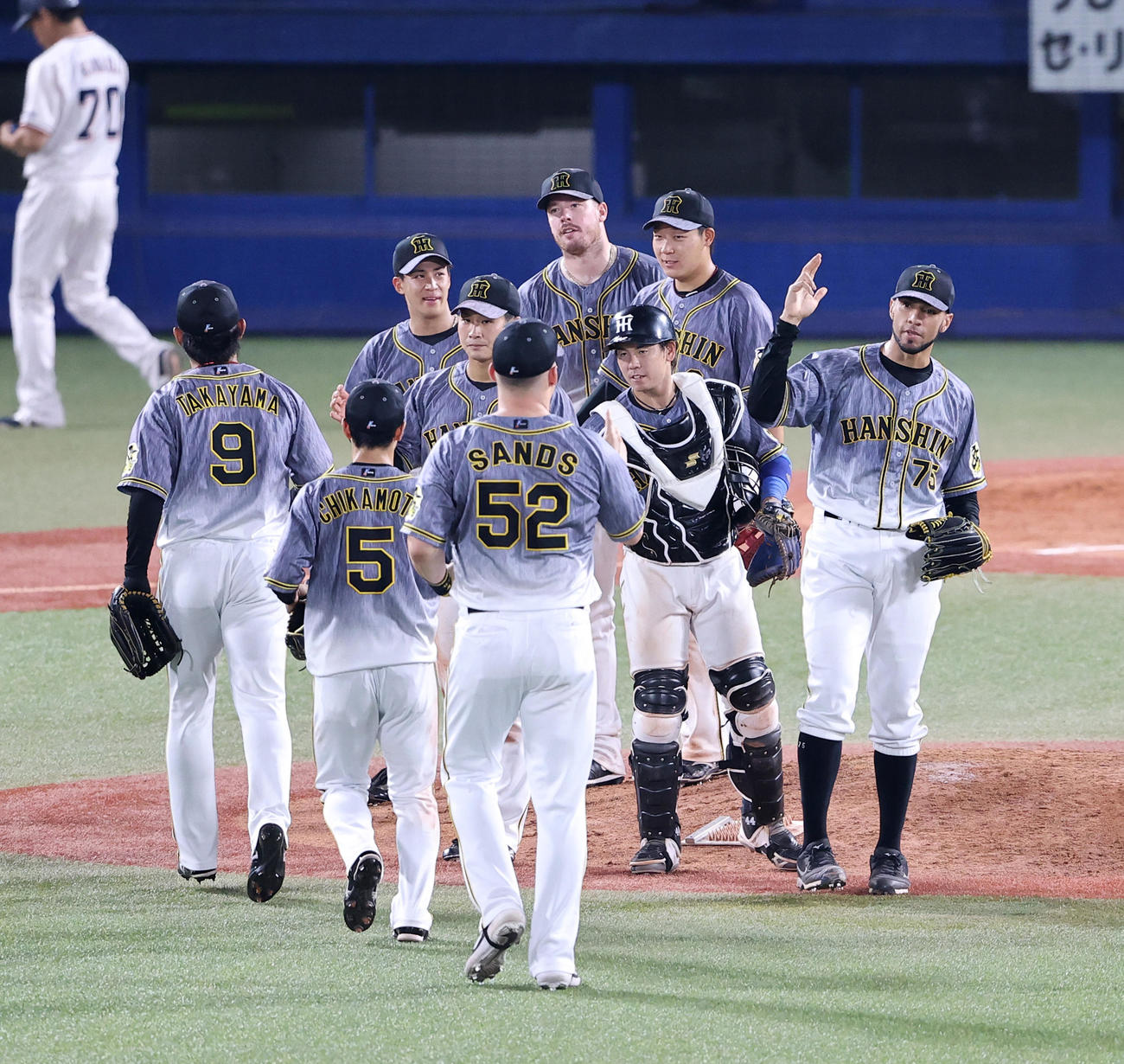 ヤクルト対阪神　7－4で勝利し、喜び合うスアレス（右）ら阪神ナイン（撮影・浅見桂子）