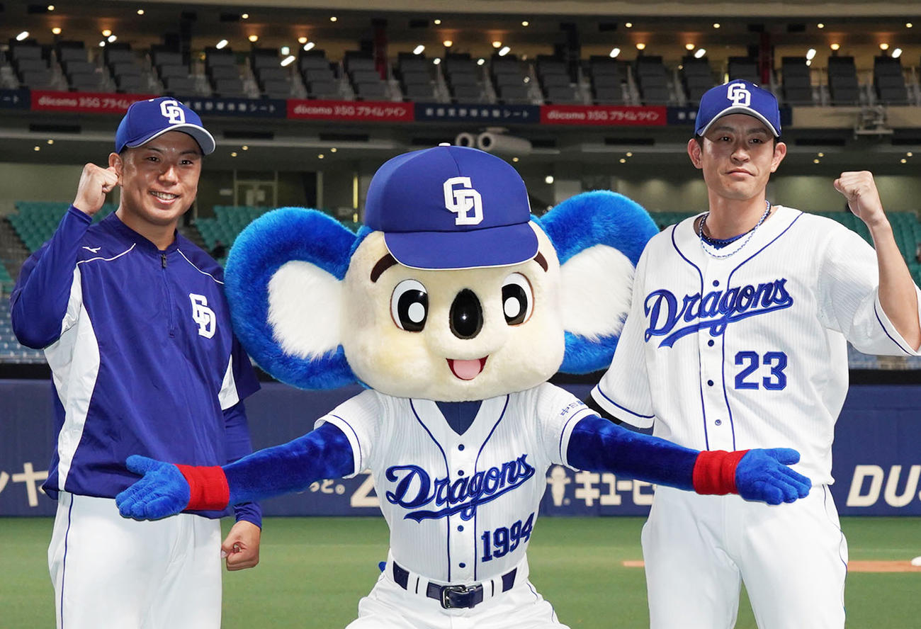 ドアラ（中央）とポーズを決めるヒーローの松葉（左）と遠藤（撮影・森本幸一）