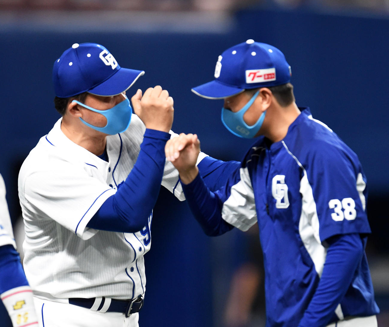 DｅNAに勝利し、松葉を迎える与田監督（撮影・森本幸一）